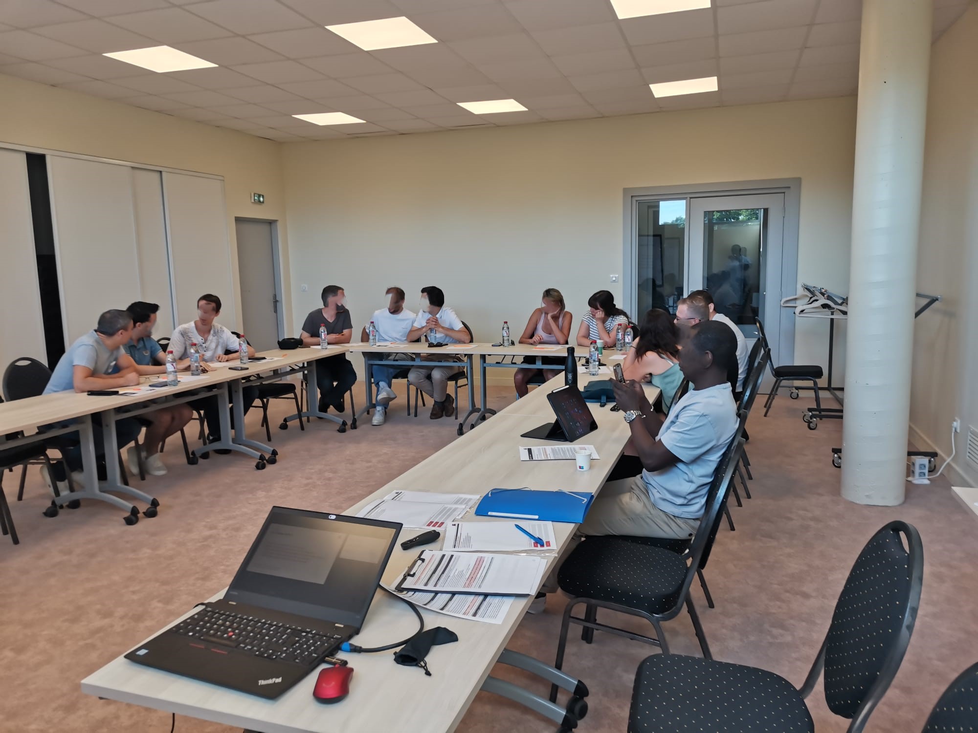 Salle préparée pour un atelier d'organisation animé par PILOTIS Agency
